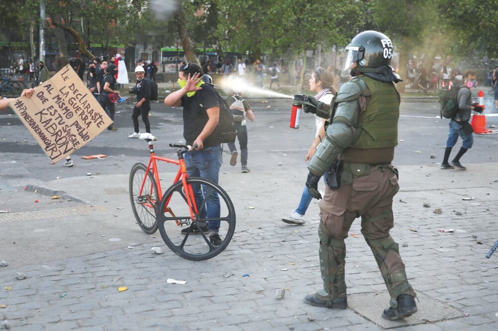 Ante las protestas sociales en Chile y en otros países, Andrés Manuel López Obrador dijo que la política neoliberal benefició sólo a una minoría. Foto/AP