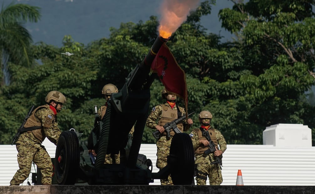 Soldados del Ejército salvadoreño disparan un cañón durante el desfile militar del Día de la Independencia, en el departamento de San Salvador, El Salvador, el 15 de septiembre de 2023. Foto: Xinhua