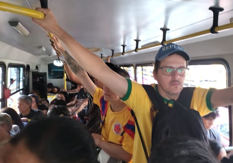 A las afueras de la estación Tasqueña del Metro, los usuarios buscaron alternativas para continuar su trayecto. Foto: Arantxa Meave / EL UNIVERSAL