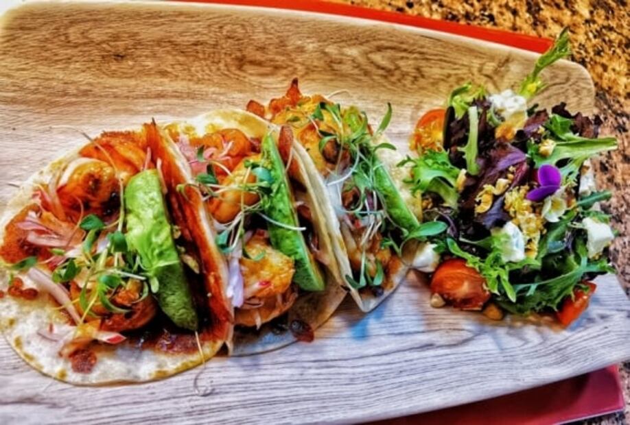 Tacos de camarón con queso y ensalada 