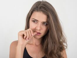 La especia ancestral que combate los hongos sin químicos en piel y uñas