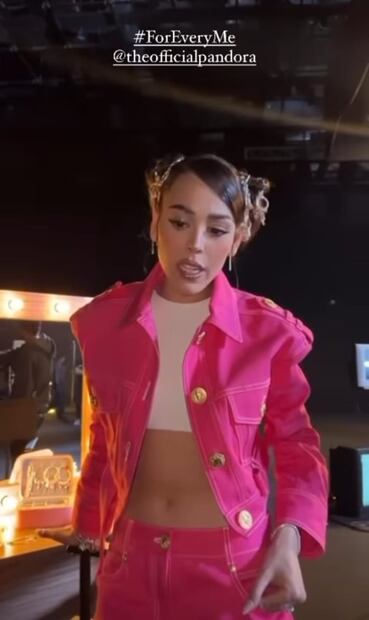 Danna Paola pone en tendencia peinado con joyería, ¡que glam!