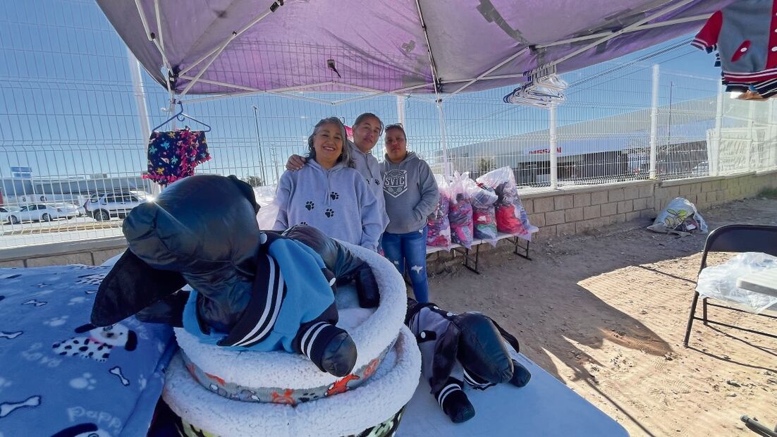 Además de vender en su propio taller en el que colaboran tres personas, se instalan cerca de un supermercado. Foto: Paola Gamboa