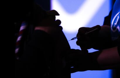 OMS desaconseja combinación de vacunas, pero estos estudios dicen que es eficaz