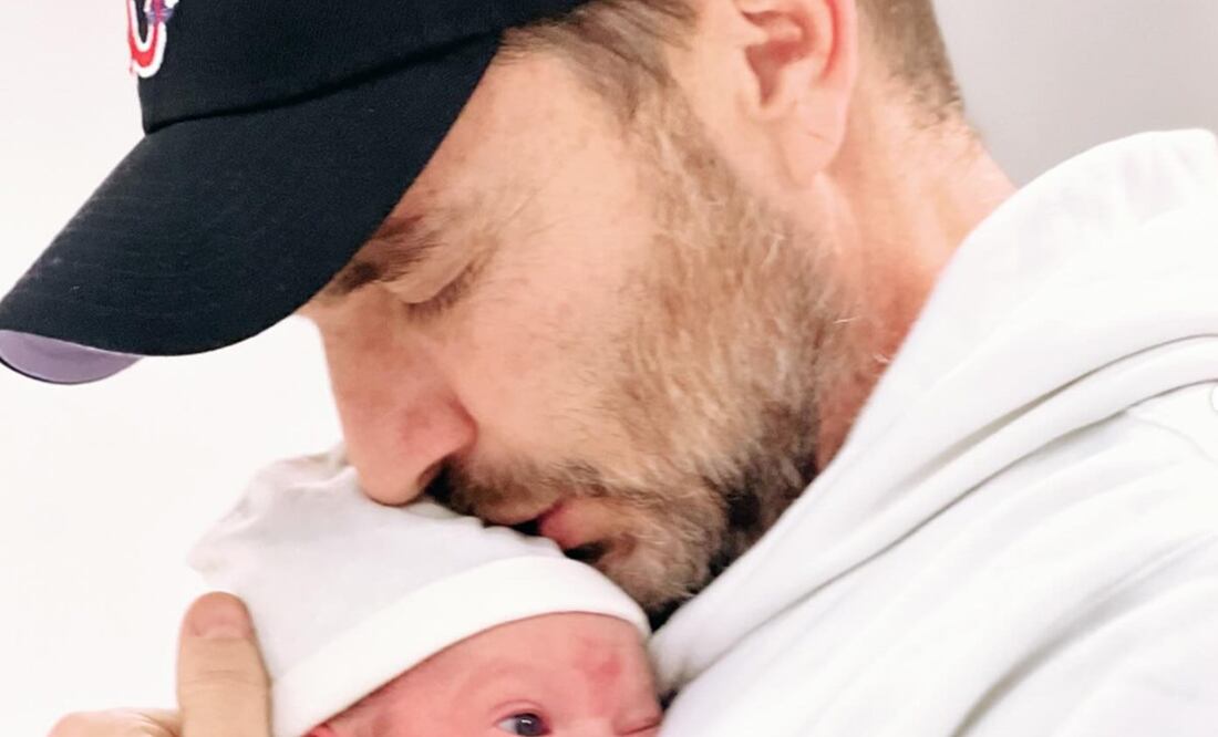 Julián Gil debuta como abuelo a los 53 años.