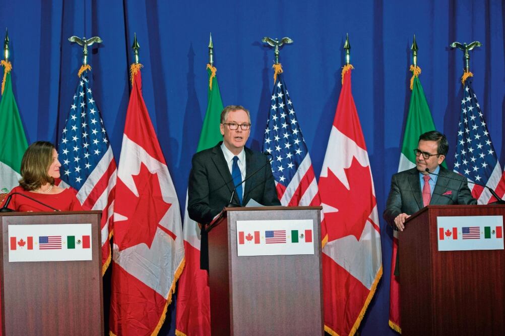Chrystia Freeland, canciller canadiense; Robert Lighthizer, representante comercial de EU, e Ildefonso Guajardo, secretario de Economía, en conferencia de octubre de 2017, tras concluir la cuarta ronda de negociaciones del TLCAN. (ANDREW CABALLERO.AFP)
