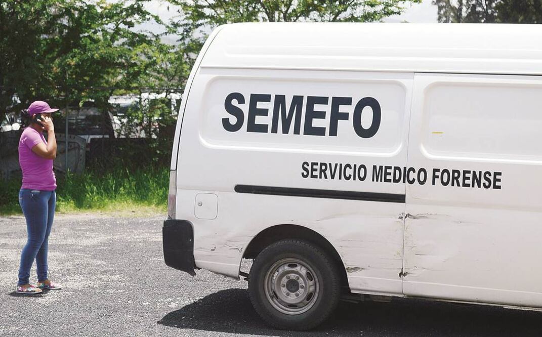 Personas cercanas a los jóvenes desaparecidos y que fueron al Semefo a reconocerlos, afirmaron que no coinciden tallas ni peso de sus familiares. Foto Dassaev Téllez