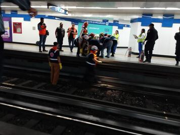 Hombre pierde la vida tras caer a vías del Metro en estación Revolución; servicio funciona con regularidad