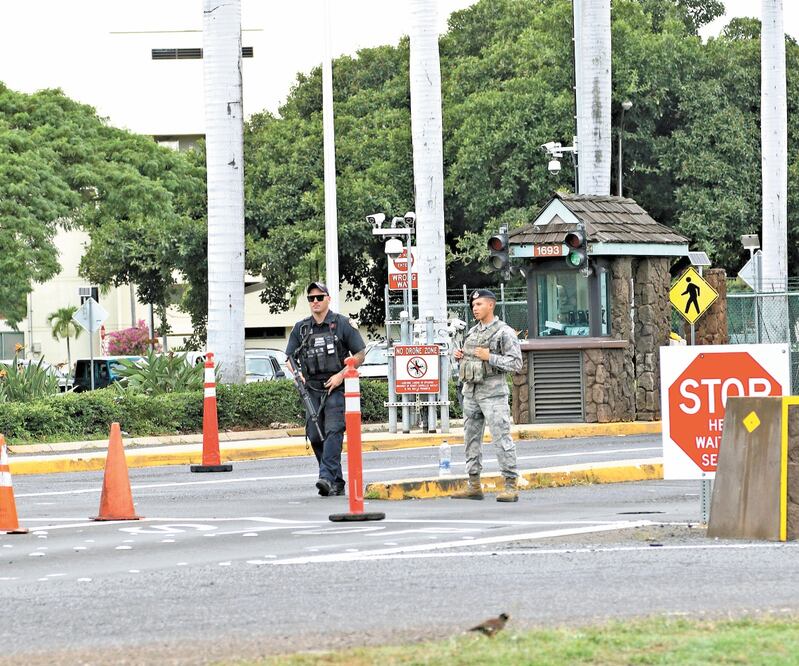 Elementos de seguridad, en la entrada principal de la base de Pearl Harbor, donde ayer se registró un tiroteo que dejó tres muertos. Foto: CALEB JONES. AP