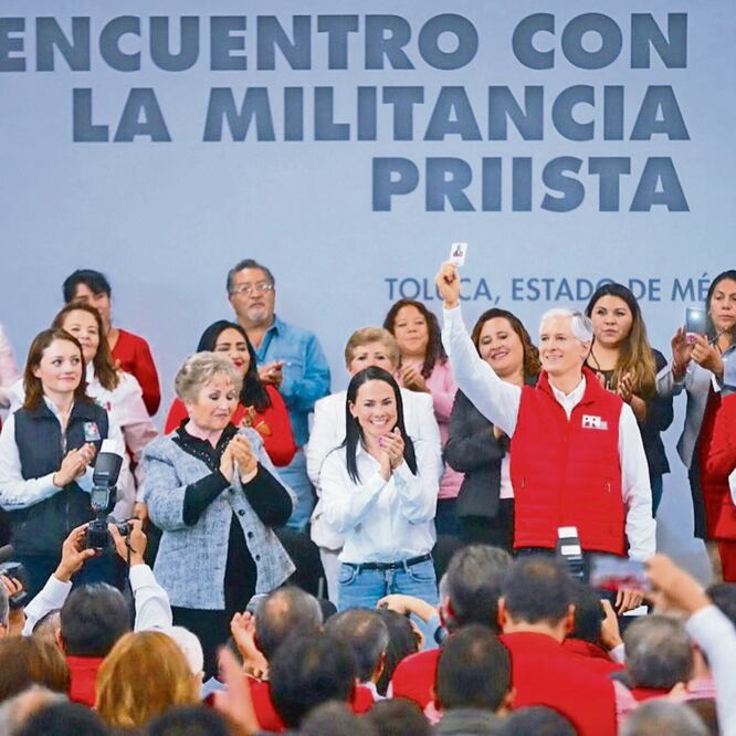 Proceso. Ayer, en la sede estatal del PRI en Toluca Alfredo del Mazo se registró y recibió su identificación como militante. ESPECIAL