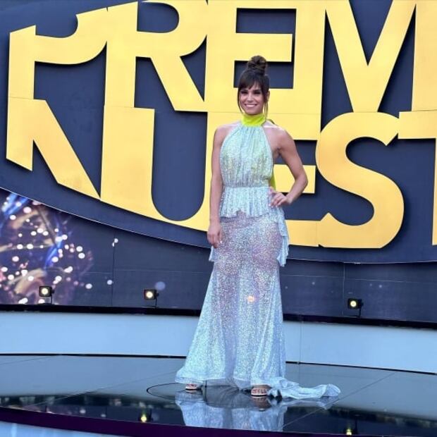 Tania Rincón: el vestido con cuello halter y transparencias que estiliza la figura