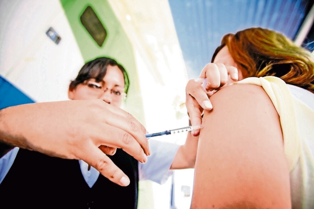 Vacunarse no es exclusivo para menores de cinco años, sino también de adultos con esquemas incompletos, resaltó experto. Foto: Archivo | El Universal