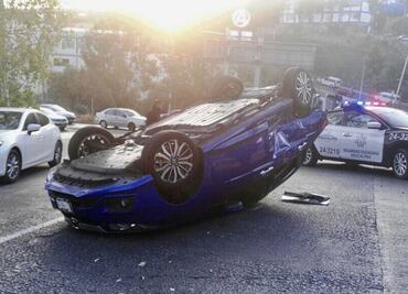 Vuelca auto en Lomas Verdes