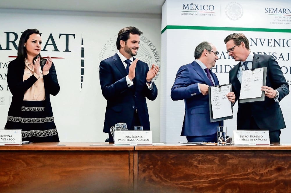 Cristina Ruiz de Velasco, directora de Asuntos Externos de AT&T, Rafael Pacchiano, titular de la Semarnat; Roberto Ramírez, director de la Conagua, y George Troy, vicepresidente Jurídico de AT&T, durante la firma del convenio (YADIN XOLALPA. EL UNIVERSAL)