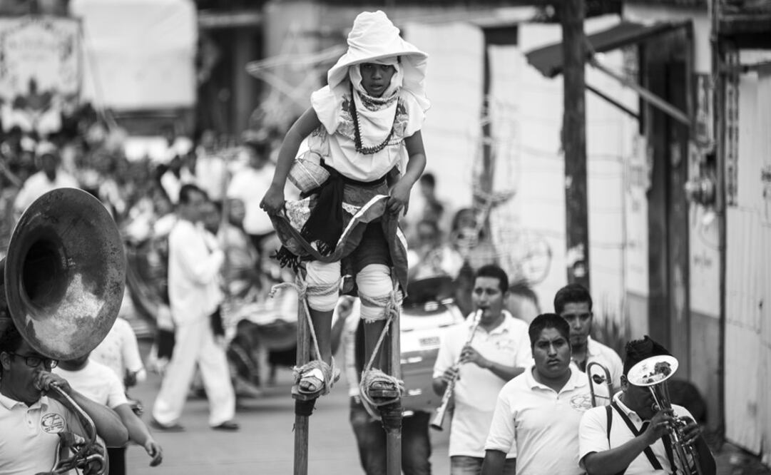  young boy dances in stilts - Photo: Mario Arturo Martínez/EL UNIVERSAL