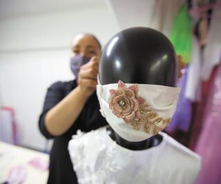 Cubrebocas para novias y quinceañeras salvan negocio en Toluca 