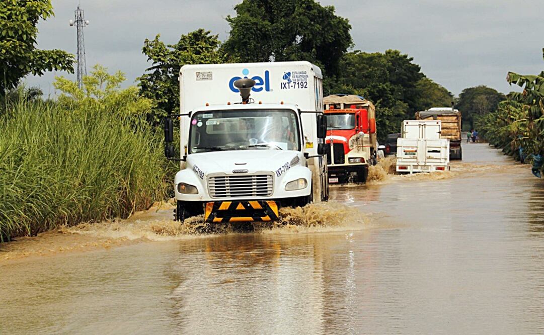 Las lluvias en las últimas horas han causado inundaciones en carreteras de Tabasco./Luma López - EL UNIVERSAL