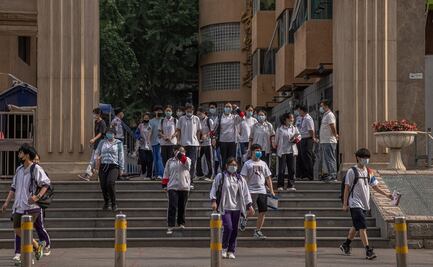 Improvisan salón en hospital para que alumnos con Covid-19 hagan examen universitario en China