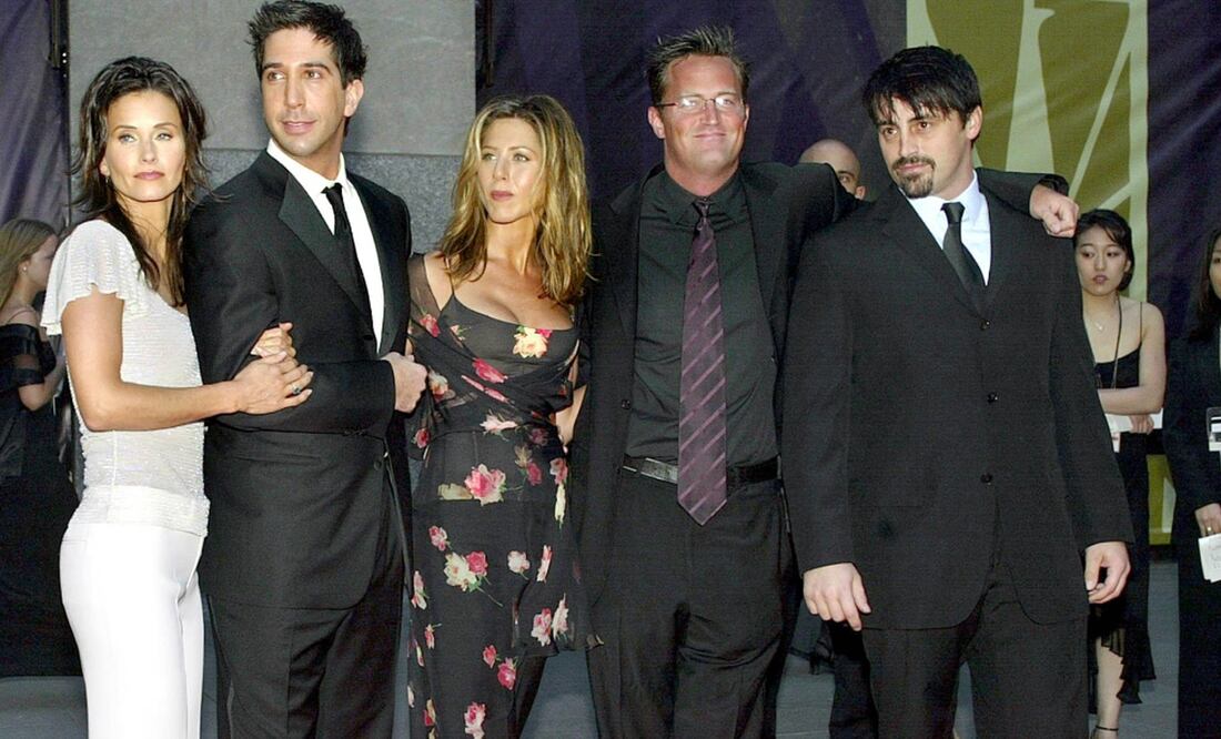 Cinco de los seis miembros del elenco del programa 'Friends' llegan al especial del 75 aniversario de NBC en el Rockefeller Center de Nueva York, el 5 de mayo de 2002. Foto: DOUG KANTER / AFP.