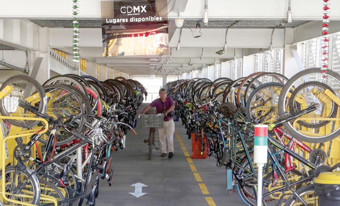 Para ingresar a los estacionamientos algunos de los usuarios deben “torear” al transporte público, que en muchas ocasiones no los respeta. Foto: LUIS CORTÉS. EL UNIVERSAL