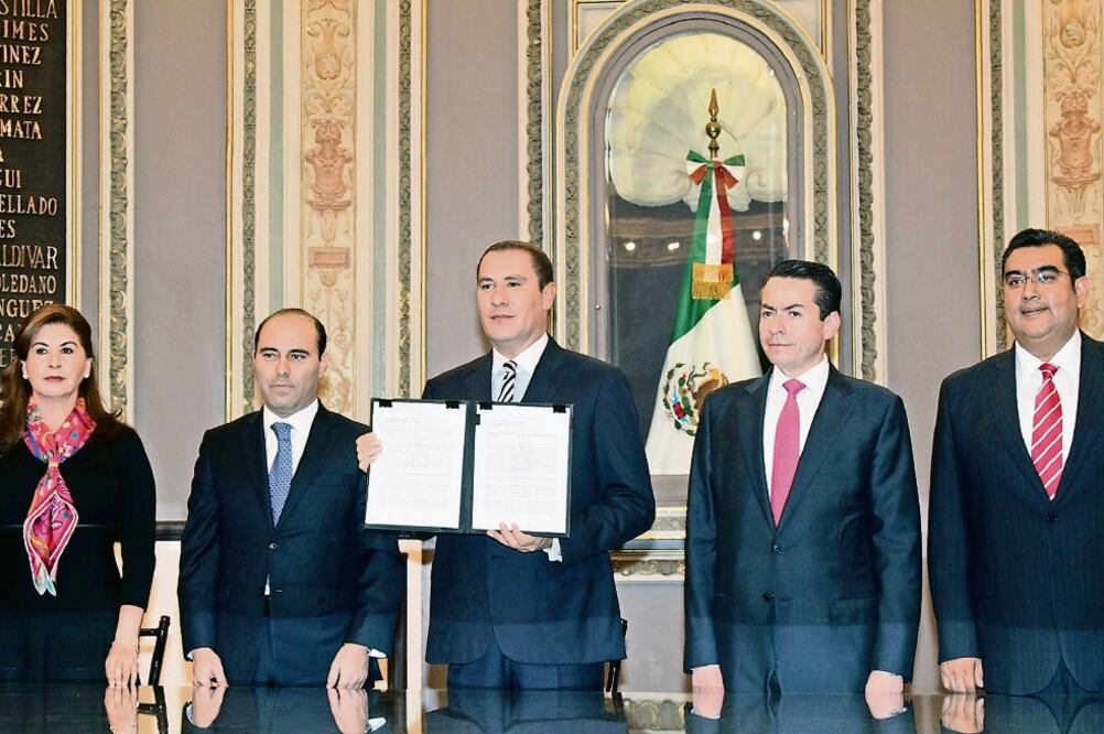 El gobernador Rafael Moreno Valle entregó su propuesta de cambios a la Constitución local a los diputados poblanos (OMAR CONTRERAS. EL UNIVERSAL)