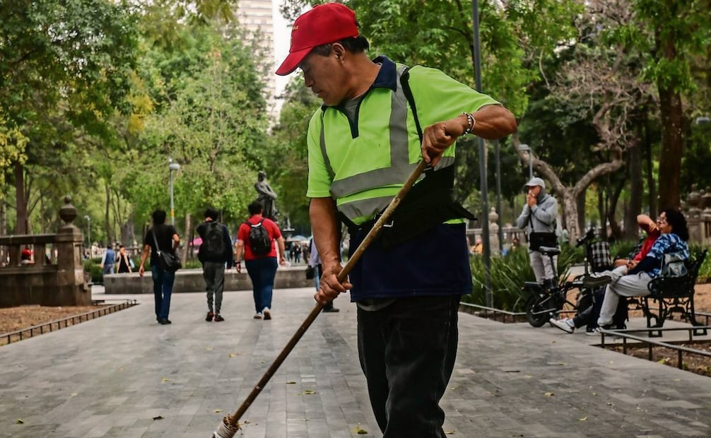 Existen dos tipos de barrido: el rústico, con una vara en pisos de concreto, y el fino, realizado con una escoba de mijo. Foto: Luis Camacho / EL UNIVERSAL