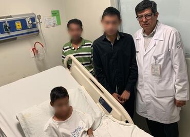 Niño guatemalteco herido con arma blanca en el cuello en Morelos se reúne con sus familiares