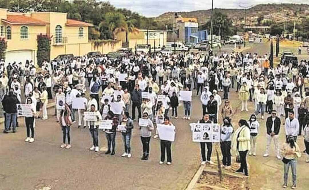 Familiares y amigos de los jóvenes desaparecidos bloquearon un camino en Colotlán, Jalisco, en protesta. Foto: Especial
