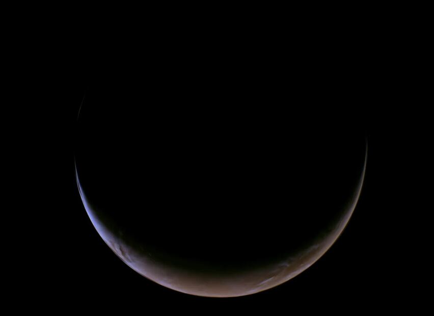Marte en fase creciente, capturada el 15 de mayo de 2026, aproximadamente a las 5:03 a.m. PDT (hora del Pacífico) por la misión Psyche de la NASA mientras se aproximaba al planeta para recibir una asistencia gravitacional. La imagen ha sido procesada para obtener una vista en color natural utilizando datos en rojo, verde y azul provenientes del instrumento generador de imágenes multiespectrales. Foto: NASA