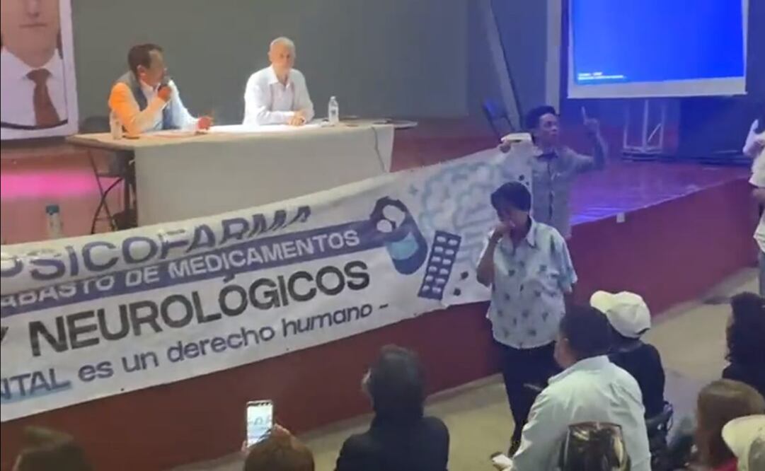 Familiares de pacientes psiquiatricos irrumpen en diálogo de Hugo López Gatell. Foto: Especial