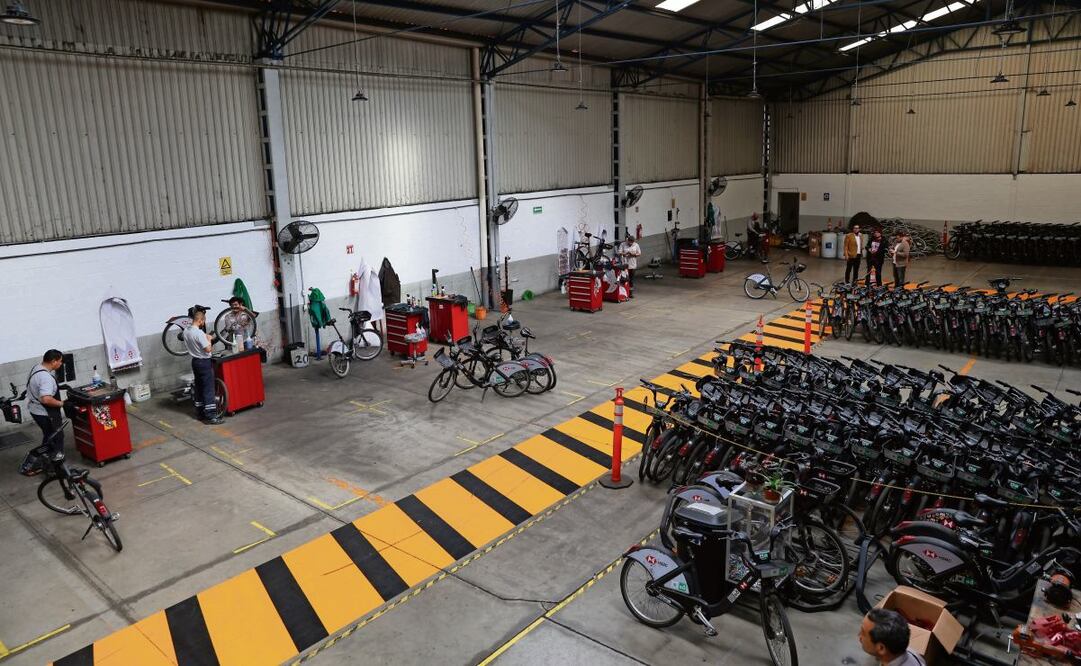 En el taller de Ecobici, en la alcaldía Miguel Hidalgo, laboran más de 20 trabajadores que se encargan de revisar y reparar todas las unidades que ingresan. Foto: Aván Montaño | El Universal (13/01/2025)