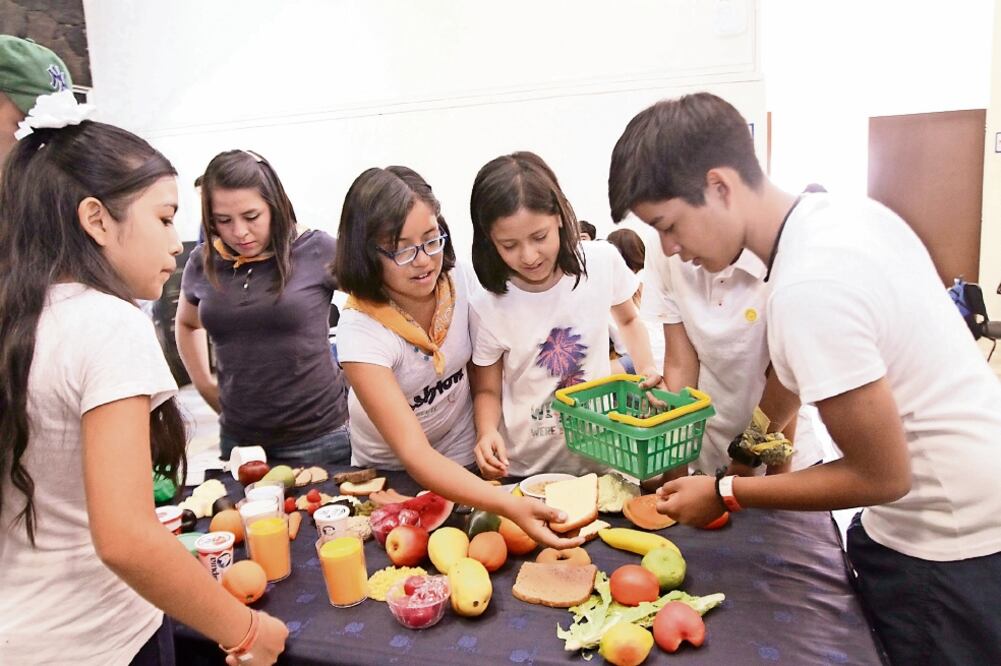En el Centro Vacacional IMSS Oaxtepec, el instituto instruye a 45 menores de edad con diabetes tipo 1 sobre cómo medir la glucosa y la forma de combinar alimentos para controlar la enfermedad (CORTESÍA)