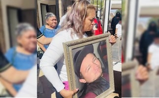 Realizan misa de Marco Antonio Sauceda Rocha, hijo de Ceci Flores; es arropada por madres buscadoras, familiares y amigos