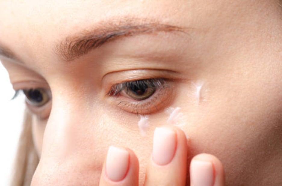 Las ojeras pueden eliminarse con protector solar y con cremas de cafeína. Foto: Unsplash