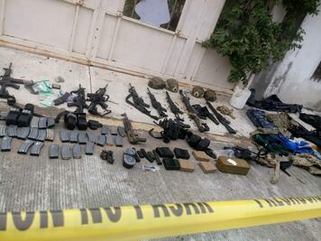 Aseguran armas y uniformes de tipo militar en Nuevo Laredo