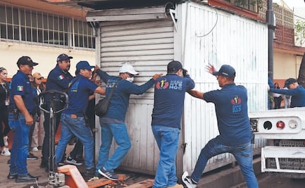 Retiran 6.9 toneladas de enseres de la vía pública