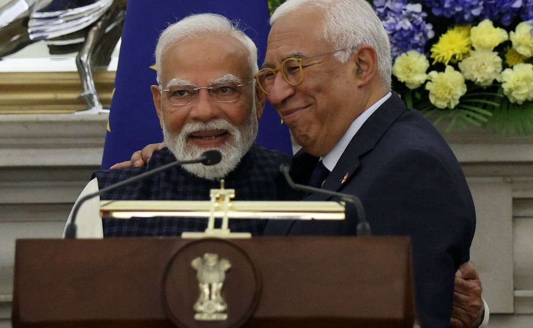 El presidente del Consejo Europeo, Antonio Luis Santos da Costa (dcha.), saluda al primer ministro indio, Narendra Modi (izq.), tras ofrecer una declaración de prensa conjunta tras su reunión en Hyderabad House, Nueva Delhi (India), el 27 de enero de 2026. Ursula von der Leyen se encuentra de visita de cuatro días en la India. Foto: EFE