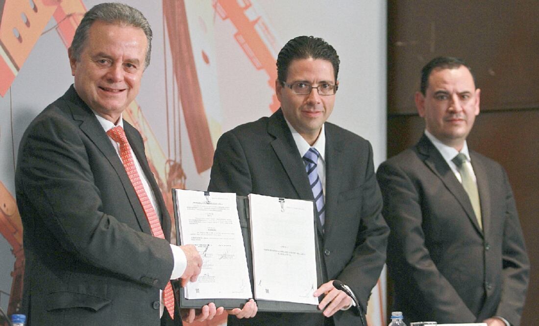 Pedro Joaquín Coldwell y Juan Carlos Zepeda encabezaron la firma de contratos de la tercera licitación de la Ronda 1 (JESSICA ESPINOSA. NOTIMEX)