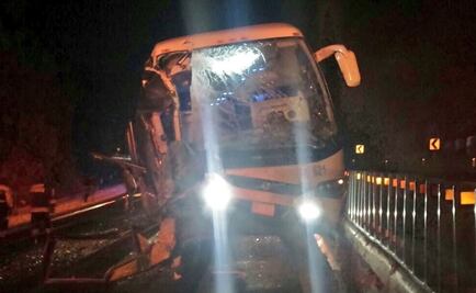 Camión de pasajeros y tráiler chocan en la México-Puebla 