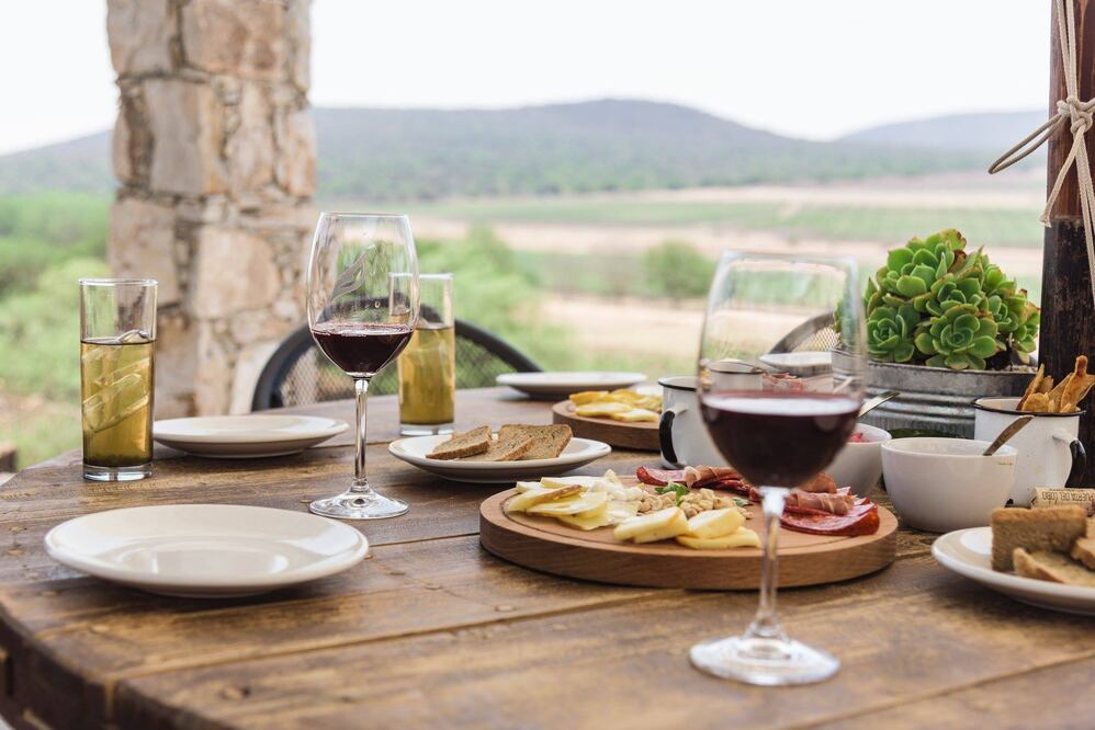Durante la obra teatral te ofrecen disfrutar del vino de manera ilimitada. (Foto: Cortesía Puerta del Lobo)
