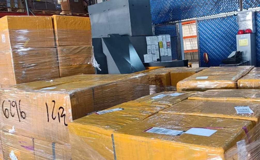 Aseguran 3 millones de cigarros ilícitos en el AICM (02/08/2026). Foto: X @GabSeguridadMX