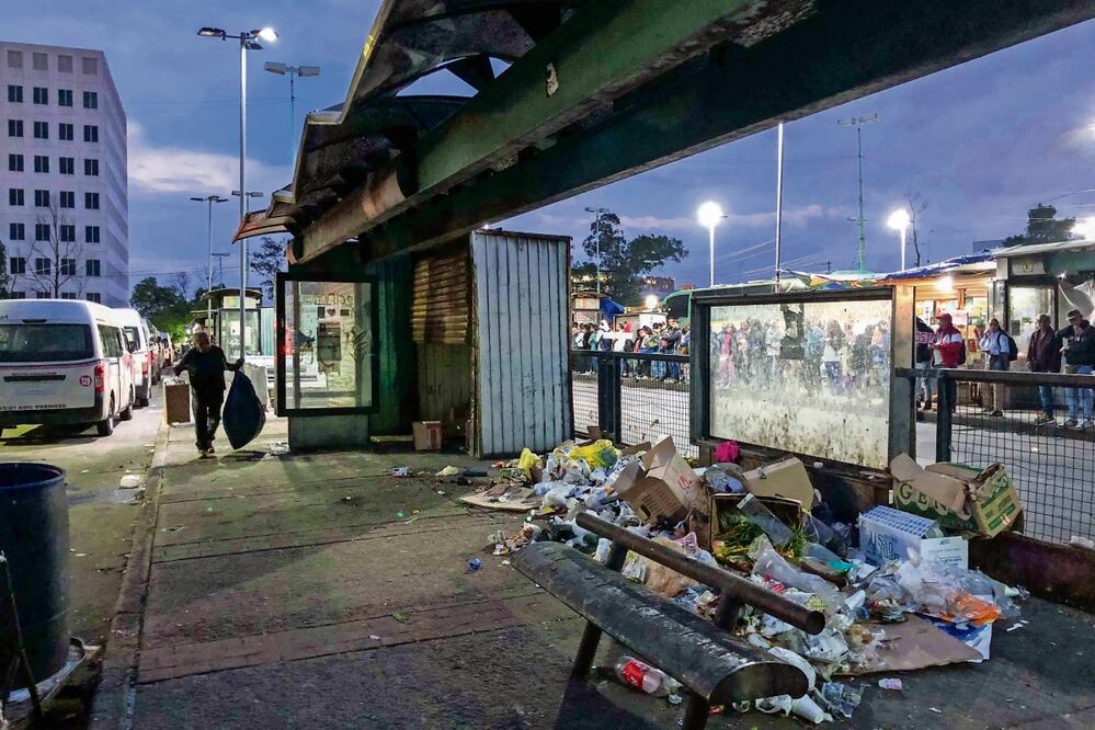 El paradero norte de Cuatro Caminos está en abandono, con basura, oscuridad e inseguridad. Foto: Diego Simón | El Universal