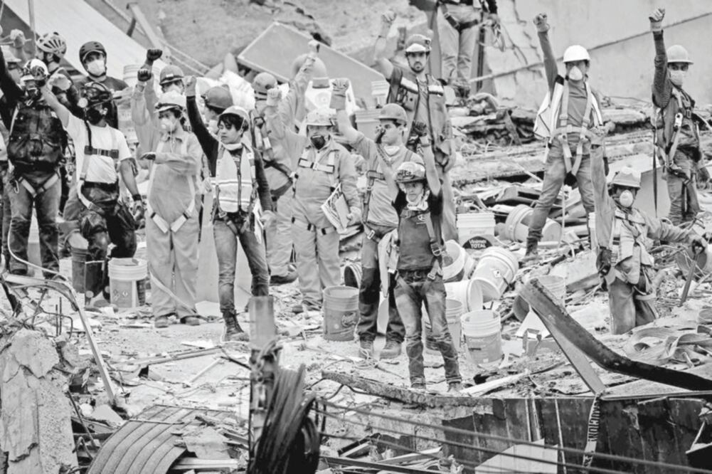 La imagen de Daniel Aguilar, que integró el fotorreportaje titulado “19 de septiembre nuevamente”, fue galardonado con un Premio Nacional de Comunicación que entrega la Fundación José Pagés Llergo, A.C (ARCHIVO EL UNIVERSAL)