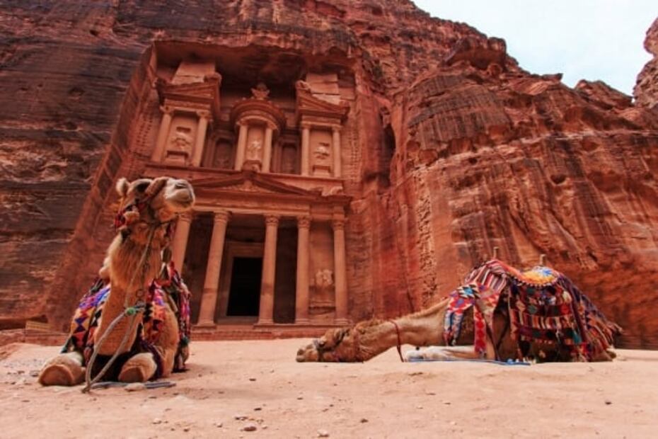 Petra y sus colosales monumentos tallados en roca