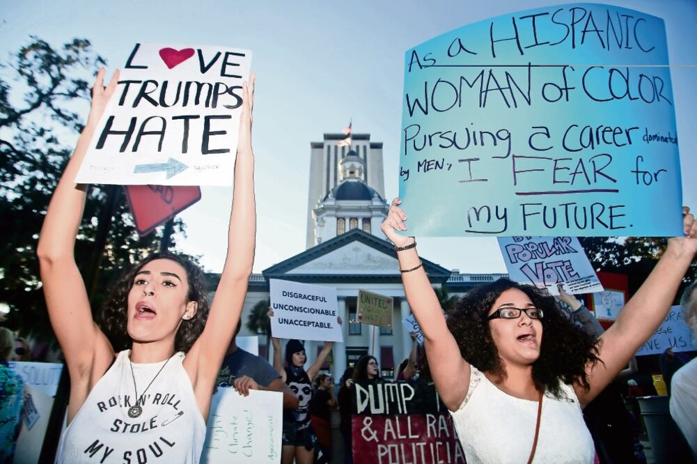 Jóvenes durante una manifestación, el miércoles en Tallahassee, Florida, contra el triunfo de Trump en las presidenciales del pasado 8 de noviembre en EU (PHIL SEARS. REUTERS)