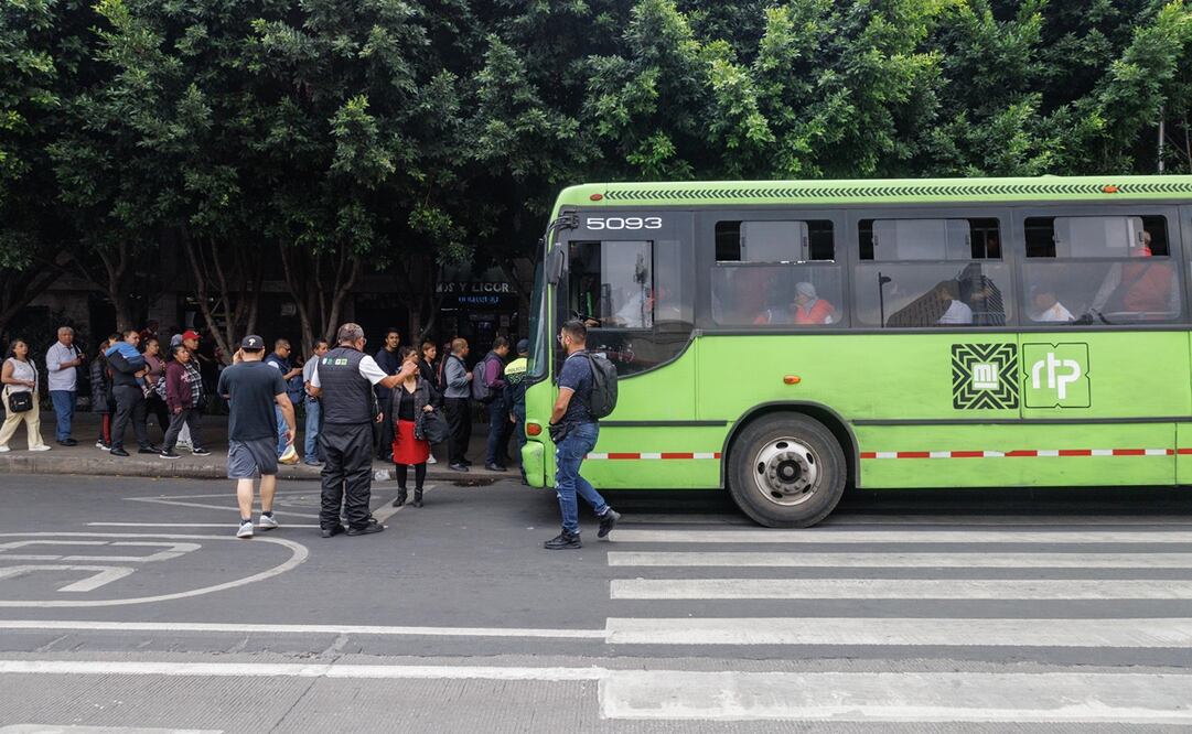 Cerca de las 10 de la mañana del 09 de julio, el Sistema de Transporte Colectivo Metro (STC) informó que fueron desalojados los usuarios de un tren de la estación Zócalo por desperfectos de un aparato de vía. Decenas de autobuses de la RTP fueron enviados para dar servicio provisional. Foto: Juan Carlos Williams y Yaretzi Osnaya / EL UNIVERSAL
