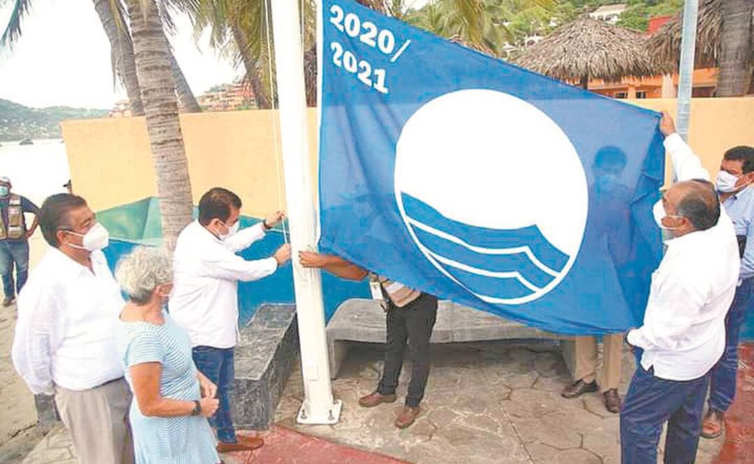 El alcalde Jorge Sánchez Allec y el gobernador Héctor Astudillo izaron la Blue Flag que distingue a la playa como de excelencia. Foto: Especial