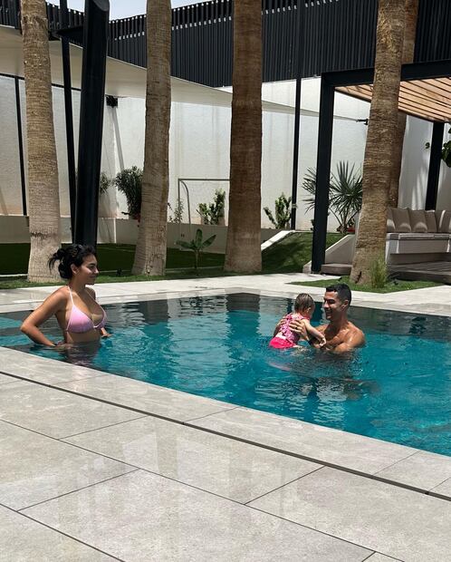 Cristiano Ronaldo y Georgina Rodríguez en la piscina. Fuente: Instagram @cristiano