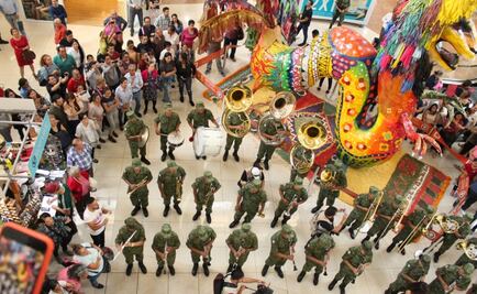 Banda de música militar, sorprende a morelianos en centro comercial