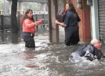 En Venustiano Carranza quedan atrapados en azoteas